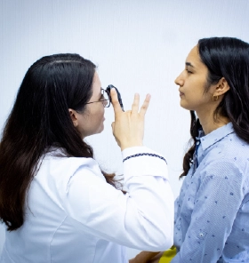 Aplicación de toxina botulínica (Botox neurológico) para el tratamiento de trastornos neurológicos.