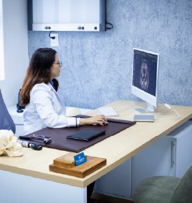 Consultorio de neurología para valoración y diagnóstico de enfermedades neurológicas mediante estudios como la punción lumbar.